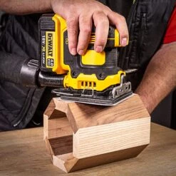 AB/QTR/240A - Aluminium Oxide 1/4 Sheet Sanding Sheet 240 Grit 114mm X 110mm 10pc -ToolMaster Shop 5027654068984 ab qtr 240a feat3