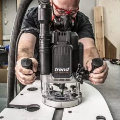 T12ELK - 2100W 1/2" Variable Speed Plunge Router 110V 32A UK -ToolMaster Shop t12elk feat4