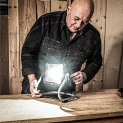 T18S/SLB - T18S 18V LED Area Light (Bare Tool) - UK & Eire Sale Only -ToolMaster Shop t18s slb feat2 2