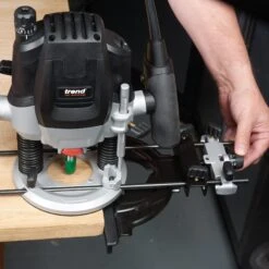 T7EK - 2100W ½ Inch Variable Speed Plunge Router 240V UK -ToolMaster Shop t7ek feat10