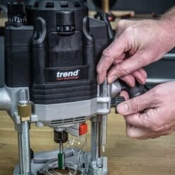 T8EK - 2200W 1/2" Dual-Mode Plunge Router 240V UK -ToolMaster Shop t8 feat13